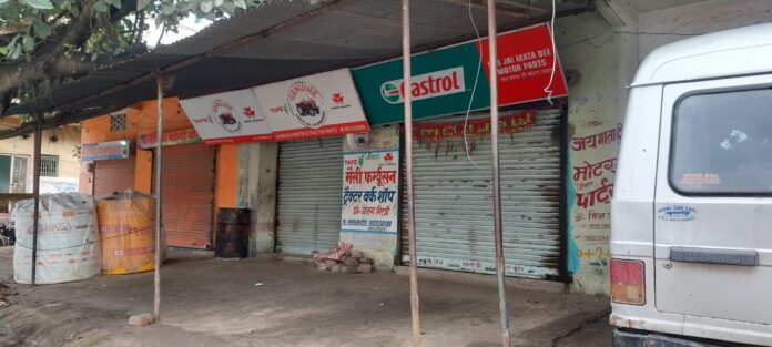 कोचस में बंद दुकानें