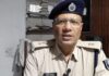 मुजफ्फरपुर में दस्तावेजी फर्जीवाड़े का खुलासा, UIDAI मशीन से लेकर क्लोन अंगूठे तक बरामद; दो गिरफ्तार जानकारी देते हुए