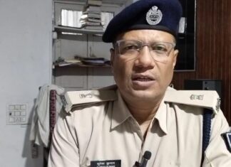 मुजफ्फरपुर में दस्तावेजी फर्जीवाड़े का खुलासा, UIDAI मशीन से लेकर क्लोन अंगूठे तक बरामद; दो गिरफ्तार जानकारी देते हुए