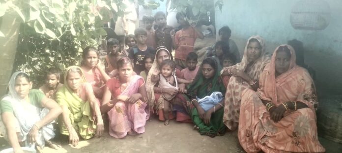 मृतक के शोकाकुल परिवार के साथ स्थानीय ग्रामीण