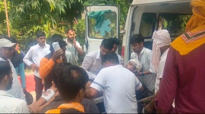 रेफरल अस्पताल में लोगों की भीड़