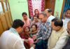 कोलकाता भगदड़ में उजड़ा मुजफ्फरपुर का परिवार, पिता-पुत्र की मौत पर बंगाल सरकार ने दी 50 लाख की आर्थिक मदद पश्चिम बंगला के संसदीय कार्य एवं शहरी विकास मंत्री उमेश राय द्वारा राशि का चेक प्रदान करते हुए।