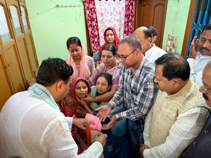 पश्चिम बंगला के संसदीय कार्य एवं शहरी विकास मंत्री उमेश राय द्वारा राशि का चेक प्रदान करते हुए।