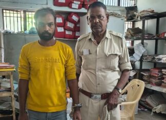 चैनपुर में शराब के साथ धंधेबाज गिरफ्तार, वारंटी आरोपी भी पुलिस के हत्थे चढ़ा शराब तस्करी मामले में गिरफ्तार आरोपी