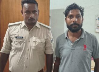 शराब खरीदकर लौट रहा युवक पुलिस के हत्थे चढ़ा, दो बीयर केन बरामद; कथित विक्रेता घर में बंद कर बैठा रहा NS News
