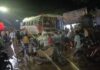 एनएच-19 पर डंपर की एक लापरवाही से मच सकती थी बड़ी तबाही, पर्यटक बस ठेले में घुसी दुर्घटना के बाद स्थल पर जुटी लोगों की भीड़