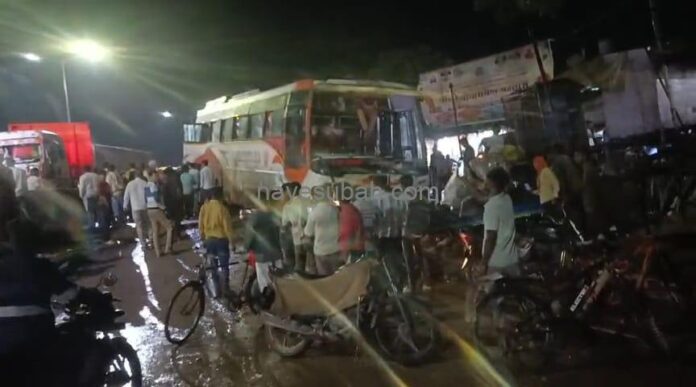 दुर्घटना के बाद स्थल पर जुटी लोगों की भीड़