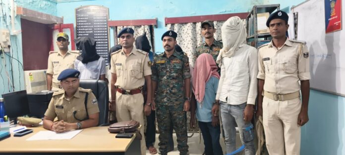 प्रेस कॉन्फ्रेंस में जानकारी देते एसडीपीओ चंद्रभूषण