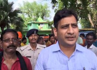 पीएफ भुगतान को लेकर सफाई कर्मियों का काम बंद, भभुआ में जगह-जगह जमा हुआ कचरा जानकारी देते ईओ
