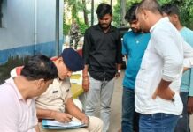 कैमूर में भीषण सड़क हादसा: बाइक-साइकिल की सीधी भिड़ंत में युवक की मौत, एक गंभीर पोस्टमार्टम हाउस में पुलिस के द्वारा जानकारी लेते हुए।