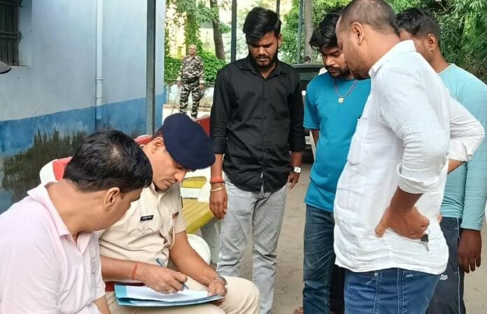 पोस्टमार्टम हाउस में पुलिस के द्वारा जानकारी लेते हुए।